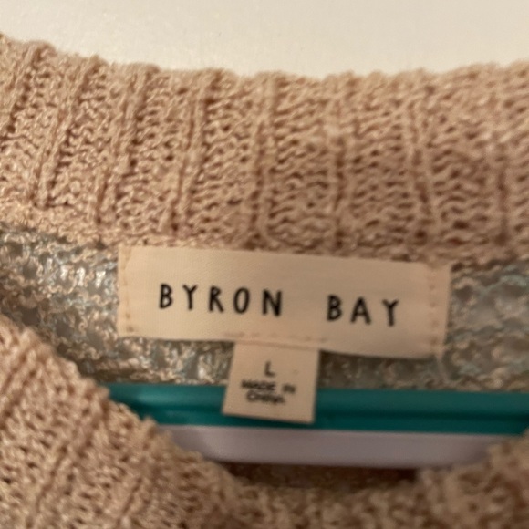 Lightweight sweater Perfect for fall nights around a fire or walk on the beach - Picture 2 of 2